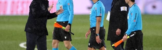 彩客网团队-争议判罚+激烈对话 国家德比裁判戏份岂能少？